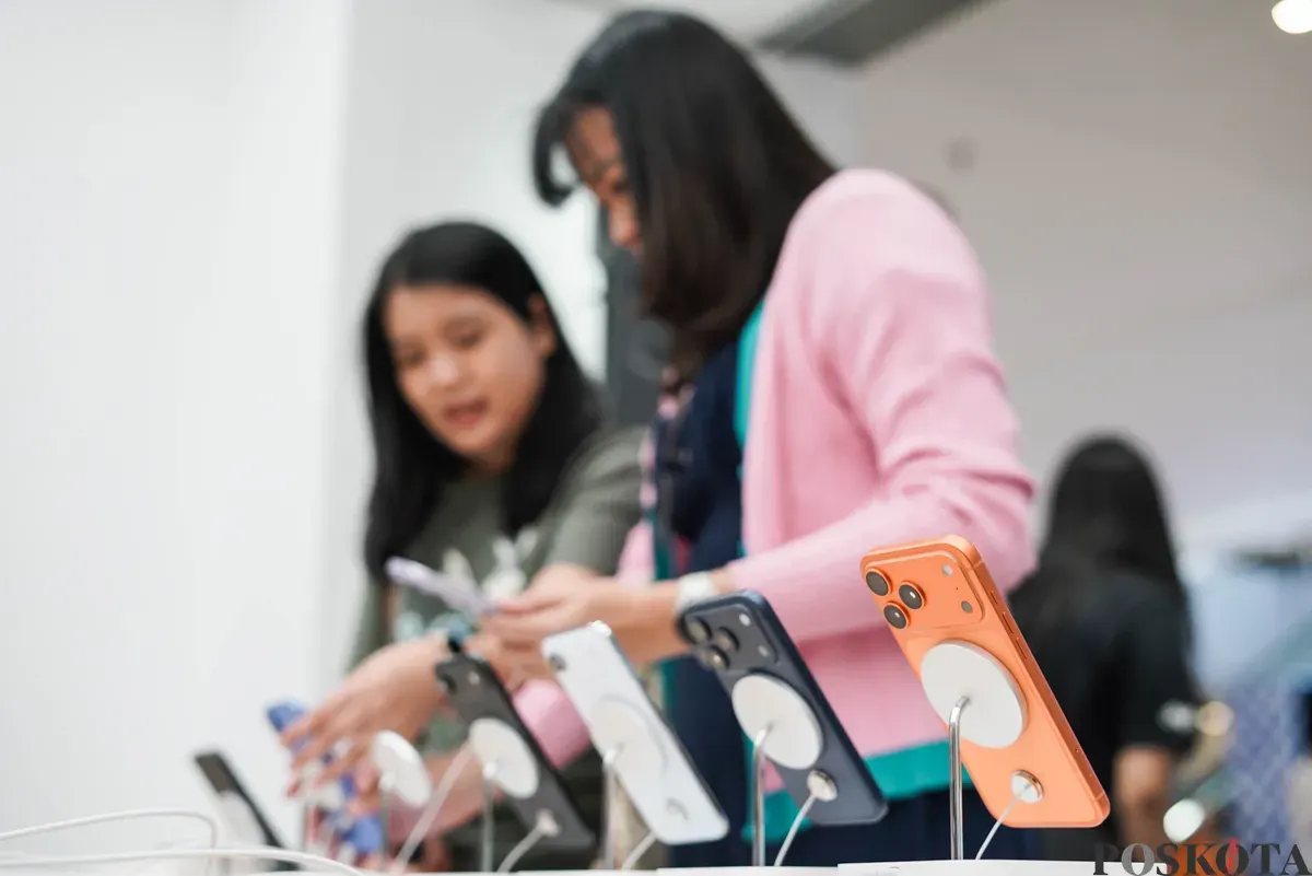 Warga mencoba berbagai seri iPhone 17 yang ditampilkan di salah satu distributor resmi Apple di Mal Grand Indonesia, Jakarta, Jum'at, 17 Oktober 2025. (Sumber: Poskota/Bilal Nugraha Ginanjar)