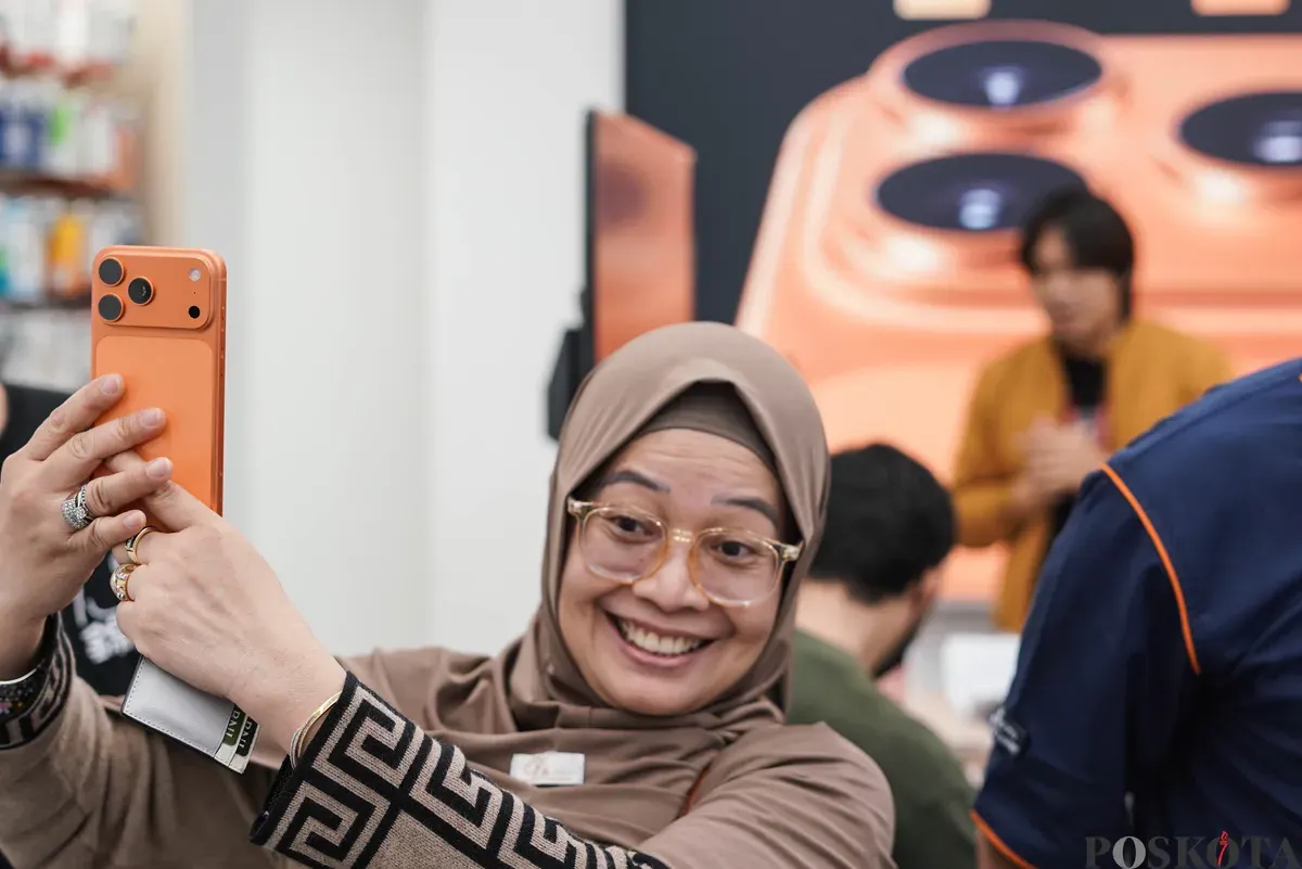 Warga mencoba berbagai seri iPhone 17 yang ditampilkan di salah satu distributor resmi Apple di Mal Grand Indonesia, Jakarta, Jum'at, 17 Oktober 2025. (Sumber: Poskota/Bilal Nugraha Ginanjar)