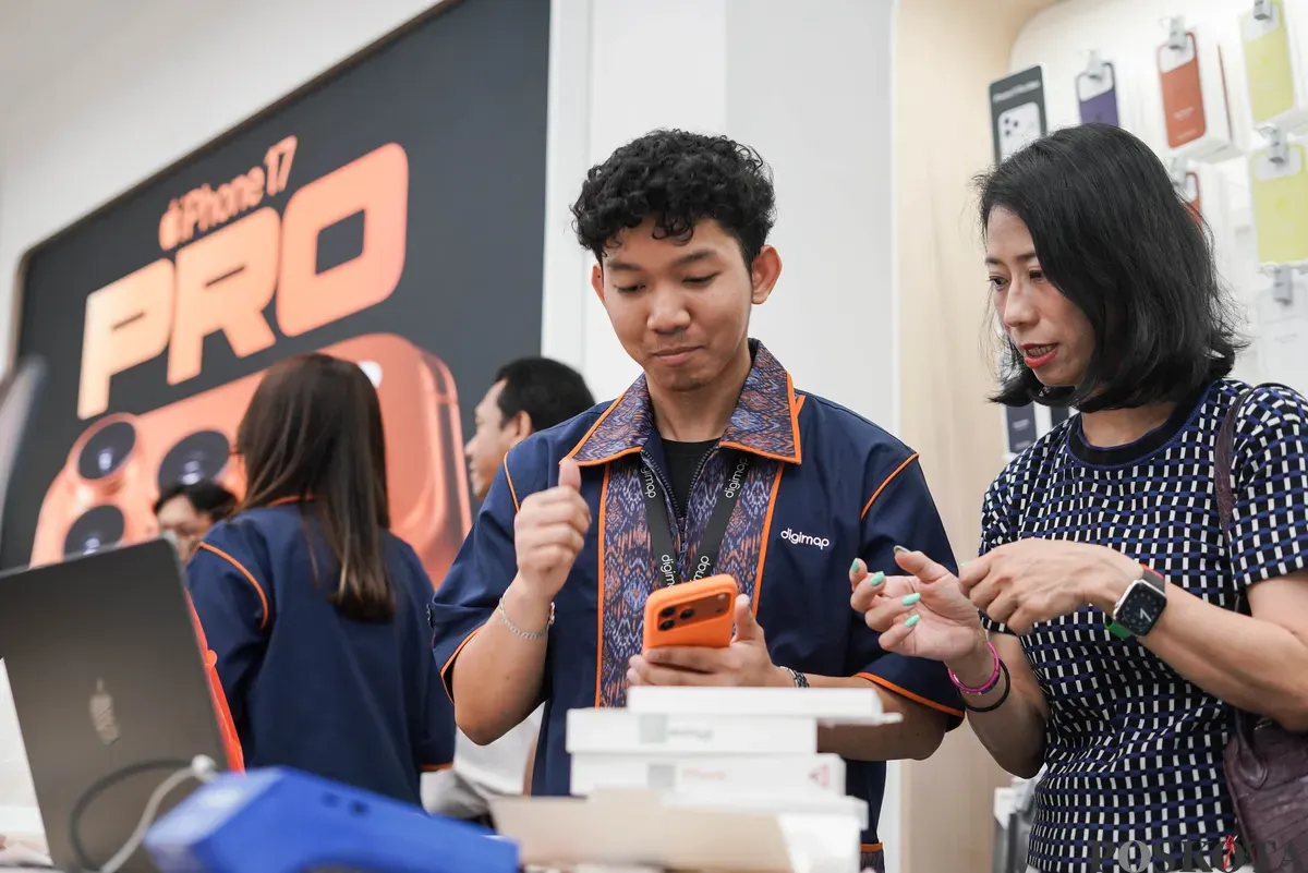 Warga mencoba berbagai seri iPhone 17 yang ditampilkan di salah satu distributor resmi Apple di Mal Grand Indonesia, Jakarta, Jum'at, 17 Oktober 2025. (Sumber: Poskota/Bilal Nugraha Ginanjar)