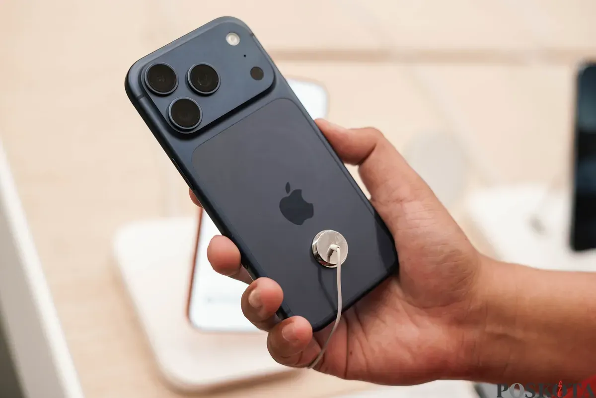 Warga mencoba berbagai seri iPhone 17 yang ditampilkan di salah satu distributor resmi Apple di Mal Grand Indonesia, Jakarta, Jum'at, 17 Oktober 2025. (Sumber: Poskota/Bilal Nugraha Ginanjar)