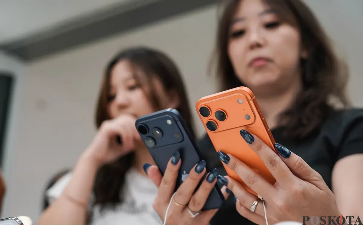 Warga mencoba berbagai seri iPhone 17 yang ditampilkan di salah satu distributor resmi Apple di Mal Grand Indonesia, Jakarta, Jum'at, 17 Oktober 2025. (Sumber: Poskota/Bilal Nugraha Ginanjar)