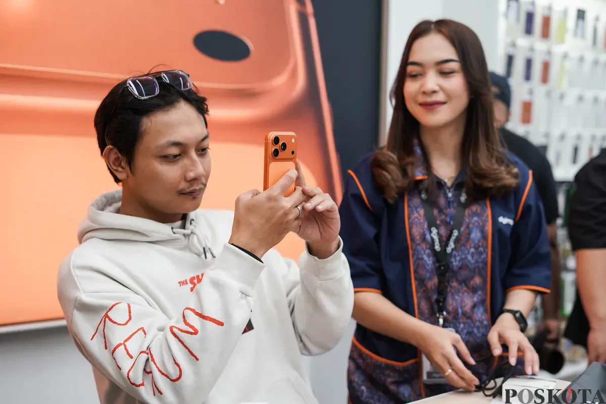 Warga mencoba berbagai seri iPhone 17 yang ditampilkan di salah satu distributor resmi Apple di Mal Grand Indonesia, Jakarta, Jum'at, 17 Oktober 2025. (Sumber: Poskota/Bilal Nugraha Ginanjar)