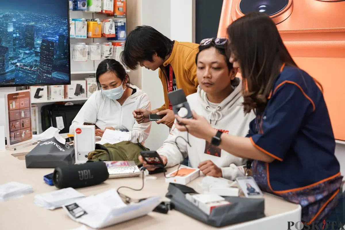 Warga mencoba berbagai seri iPhone 17 yang ditampilkan di salah satu distributor resmi Apple di Mal Grand Indonesia, Jakarta, Jum'at, 17 Oktober 2025. (Sumber: Poskota/Bilal Nugraha Ginanjar)