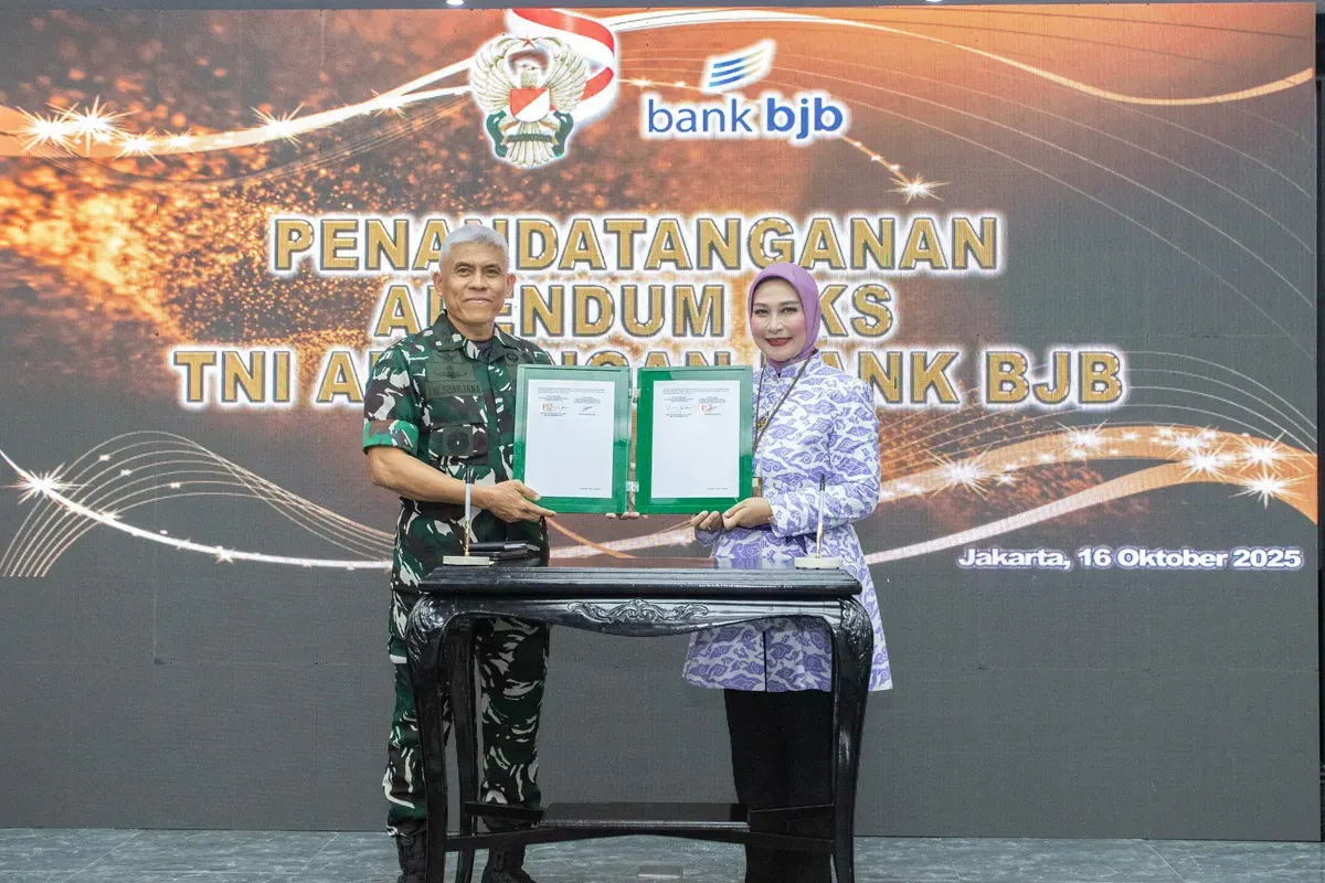 bank bjb dan Pemkab Kuningan menandatangani Akad Kredit Pinjaman Daerah Jangka Menengah. (Sumber: Dok. bank bjb)