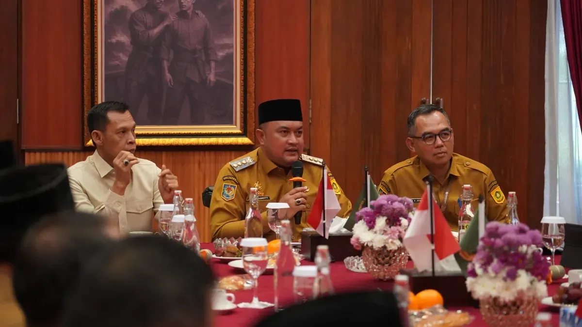 Bupati Bogor saat melakukan pemaparan dalam rapat bersama dengan perangkat daerah, di Pendopo Bupati, Cibinong. (Sumber: Dok. Pemkab Bogor)