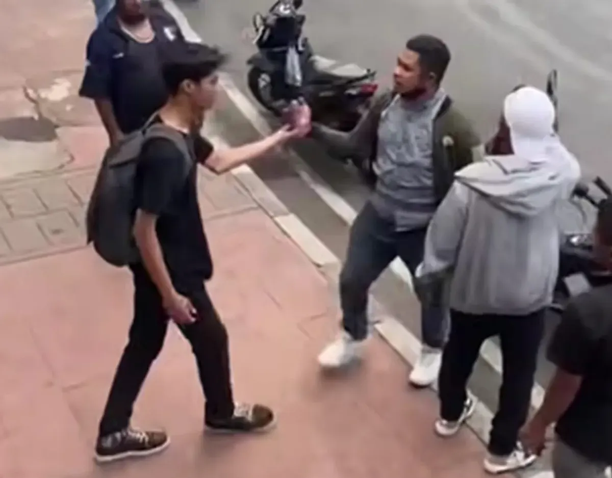 Seorang pemotor wanita diberhentikan oleh diduga debt collector di depan Halte Busway Jembatan Baru, wilayah Cengkareng, Jakarta Barat, Kamis, 16 Oktober 2025. (Sumber: Istimewa)