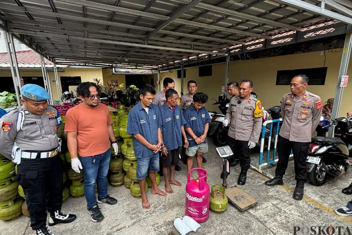 Polisi menangkap tiga pelaku pengoplos LPG 12 kilogram di kawasan Cileungsi, Kabupaten Bogor. (Sumber: Poskota/Giffar Rivana)