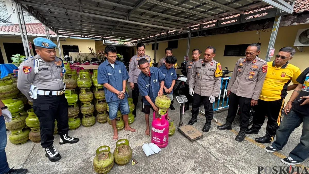 Pelaku mempraktikkan mengoplos gas dari tabung 3 kilogram ke 12 kilogram. (Sumber: Poskota/Giffar Rivana)