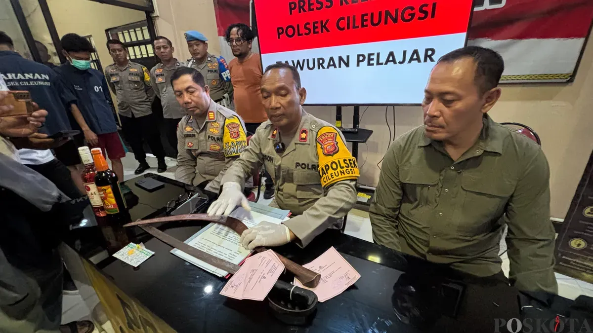 Polsek Cileungsi melakukan keterangan pers terkait tawuran pelajar yang melukai seorang pelajar lainnya di kawasan Cileungsi, Kabupaten Bogor. (Sumber: Poskota/Giffar Rivana)