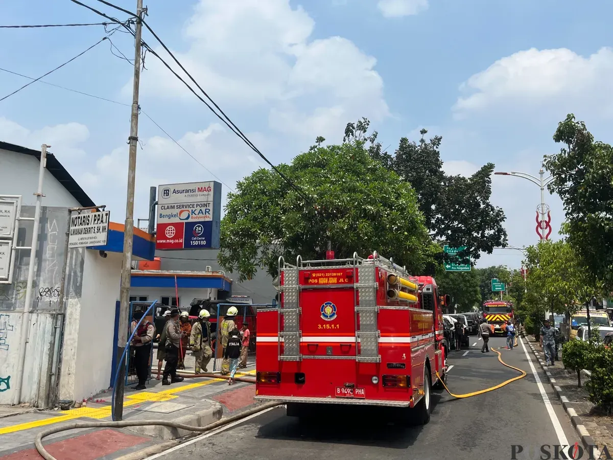 Sebuah bengkel mobil mewah yang berlokasi di Jalan Majelis Meruya Ilir, Meruya Utara, Kembangan, Jakarta Barat, terbakar pada Jumat, 17 Oktober 2025 pagi. (Sumber: Poskota/Pandi Ramedhan)