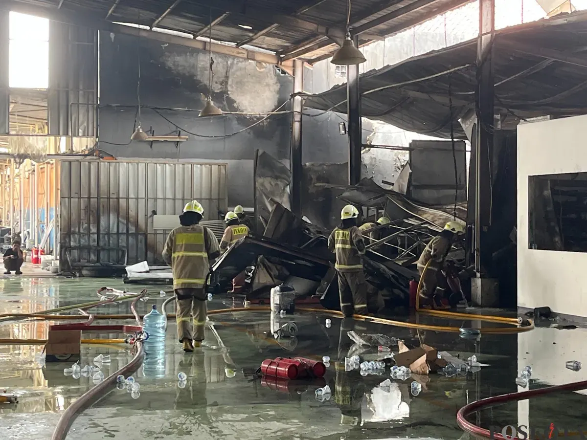 Sebuah bengkel mobil mewah yang berlokasi di Jalan Majelis Meruya Ilir, Meruya Utara, Kembangan, Jakarta Barat, terbakar pada Jumat, 17 Oktober 2025 pagi. (Sumber: Poskota/Pandi Ramedhan)