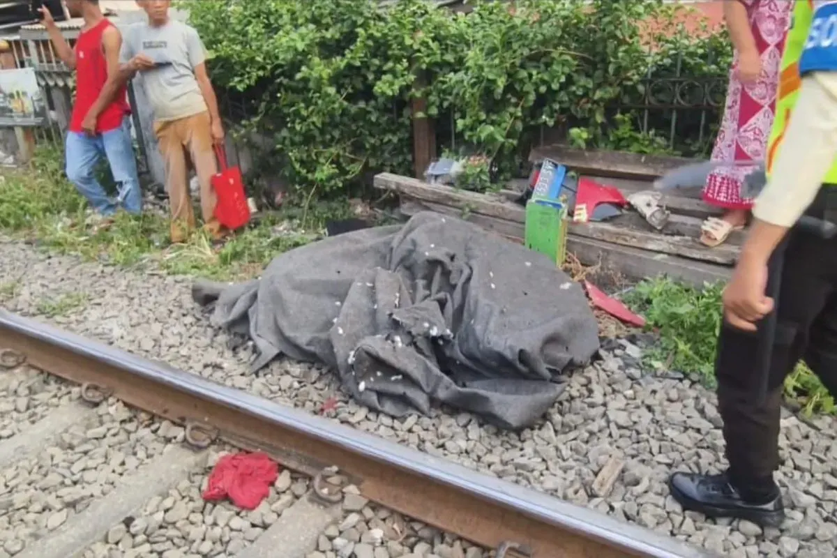 Pengemudi ojol tewas tertabrak kereta di perlintasan kawasan Kedoya Utara, Kebon Jeruk, Jakarta Barat, Jumat, 17 Oktober 2025. (Sumber: Dok. Istimewa)