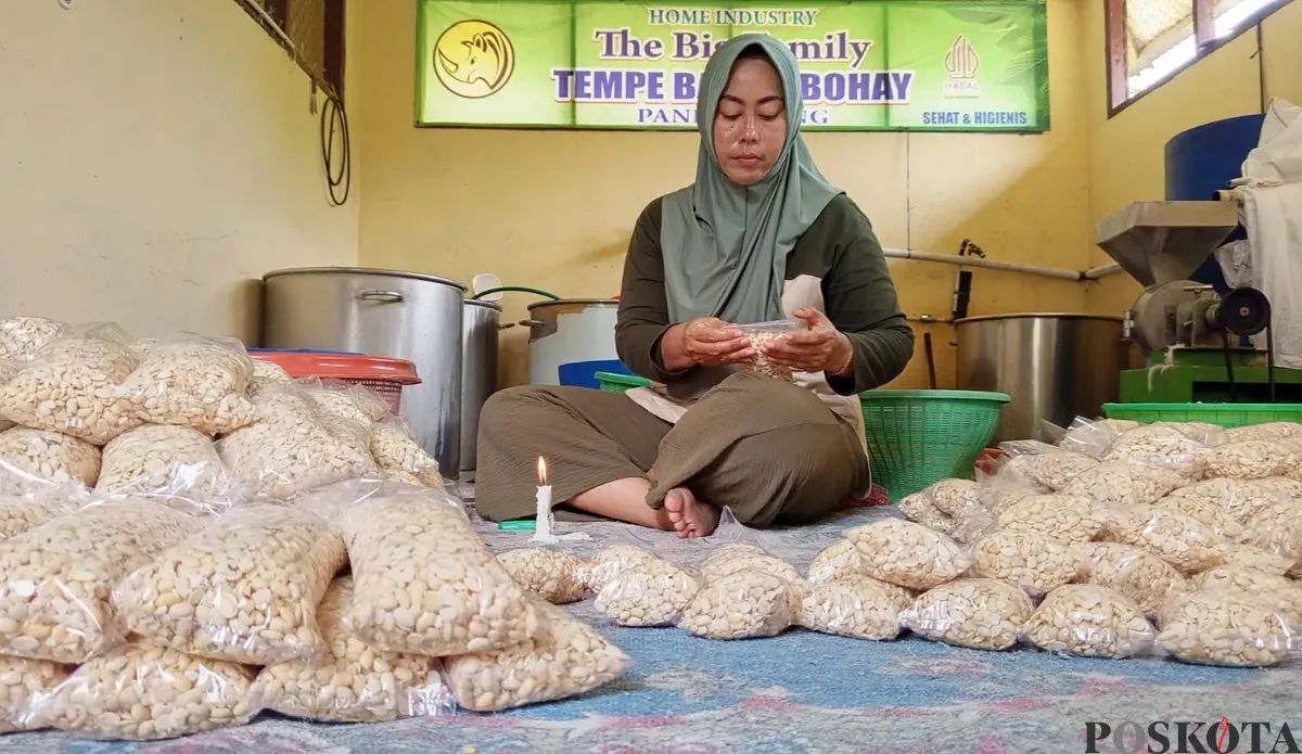 Pengrajin tempa warga asal Kelurahan Sukaratu, Kecamatan Majasari, Kabupaten Pandeglang saat melakukan produksi tempe. (Sumber: Poskota/Samsul Fatoni)