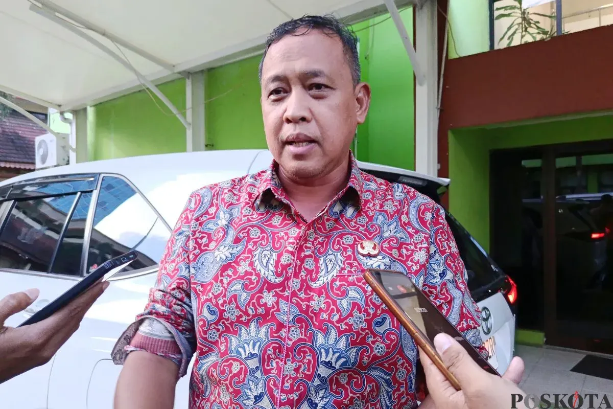 Wali Kota Bekasi, Tri Adhianto menyampaikan sedang mengurus proses perizinan di tingkat pemerintah pusat terkait proyek pembangunan Skytrain di wilayahnya, Jumat, 17 Oktober 2025. (Sumber: Poskota/Nurpini Aulia Rapika)