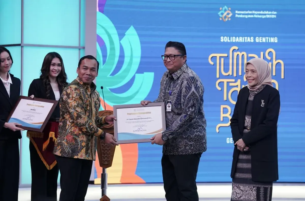 Penyerahan apresiasi dari BKKBN kepada Bank Mandiri atas kontribusinya dalam program percepatan penanggulangan stunting dan peningkatan kualitas gizi masyarakat. (Sumber: Istimewa)