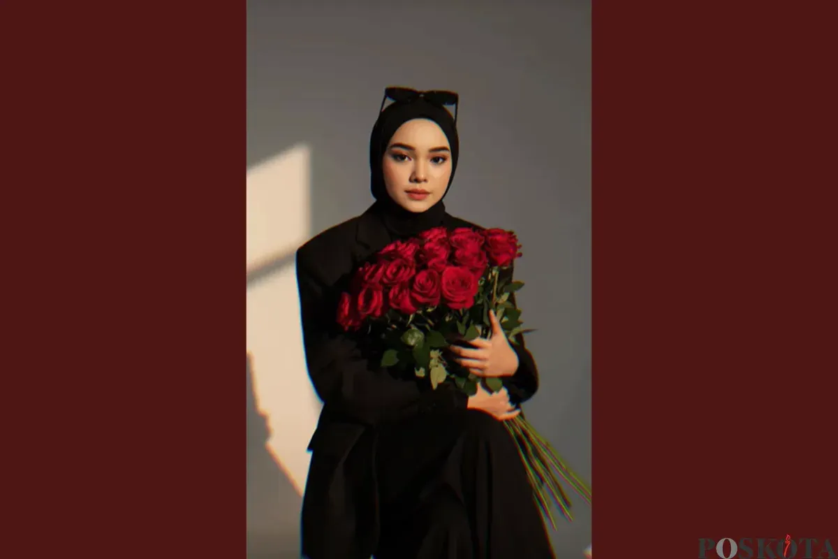Edit Foto Pegang Bunga Mawar di Studio Pakai Gemini AI (Sumber: TikTok/@syifa_fadilah1)