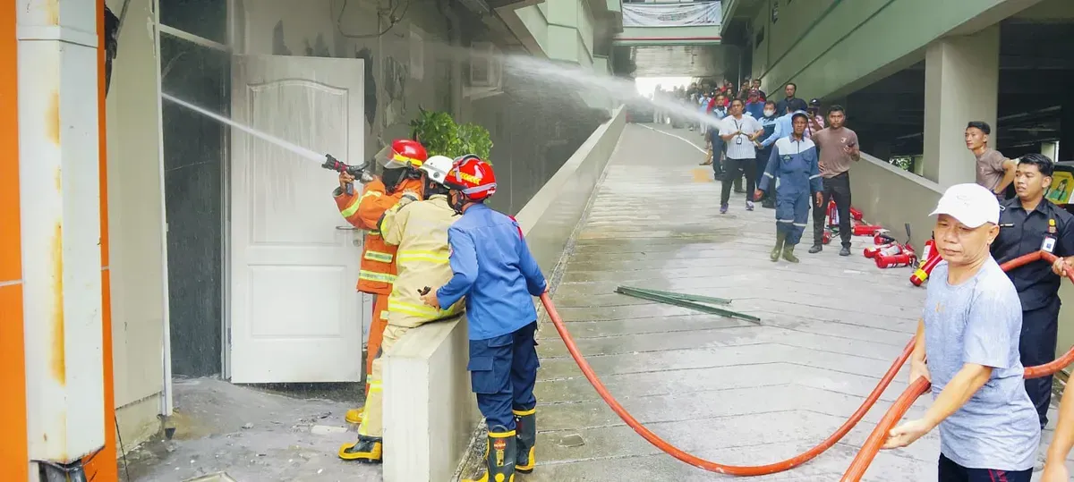 Petugas Gulkarmat Kota Bekasi saat memadamkan api dalam kejadian kebakaran RS Hermina Bekasi, pada Sabtu, 18 Oktober 2025. (Sumber: Disdamkarmat kota Bekasi)