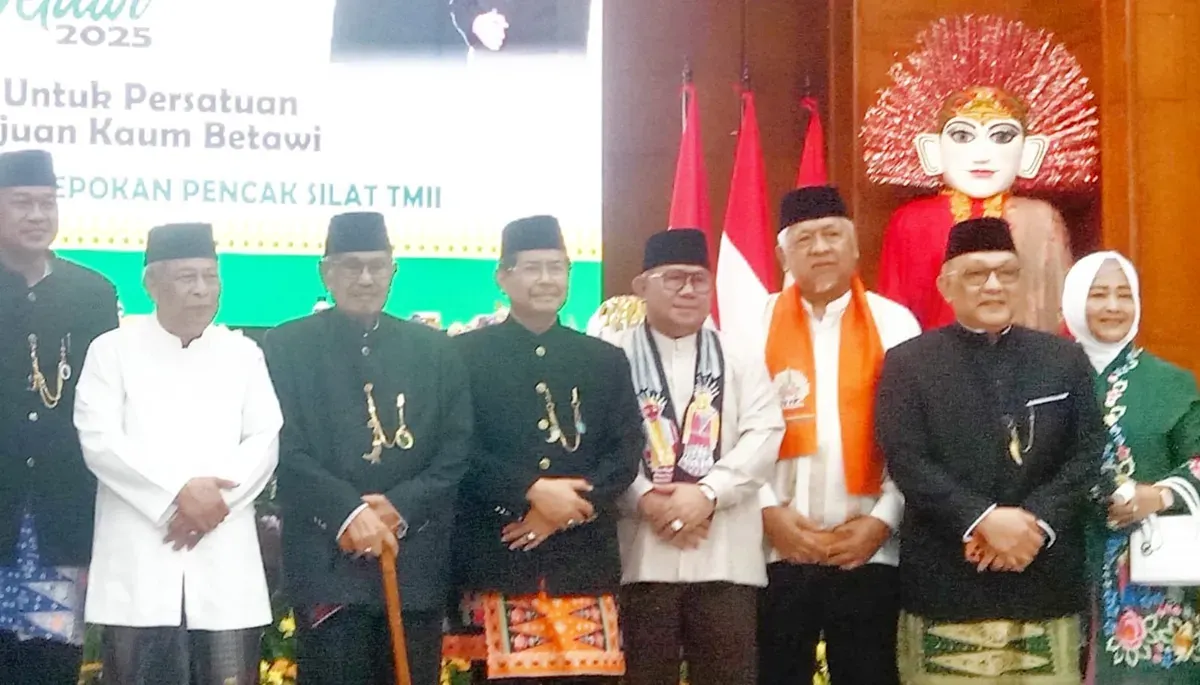 Sejumlah tokoh Betawi berfoto bersama usai pembukaan Kongres Istimewa Kaum Betawi 2025 di Padepokan Pencak Silat TMII, Jakarta Timur, Sabtu, 18 Oktober 2025. (Sumber: Istimewa)