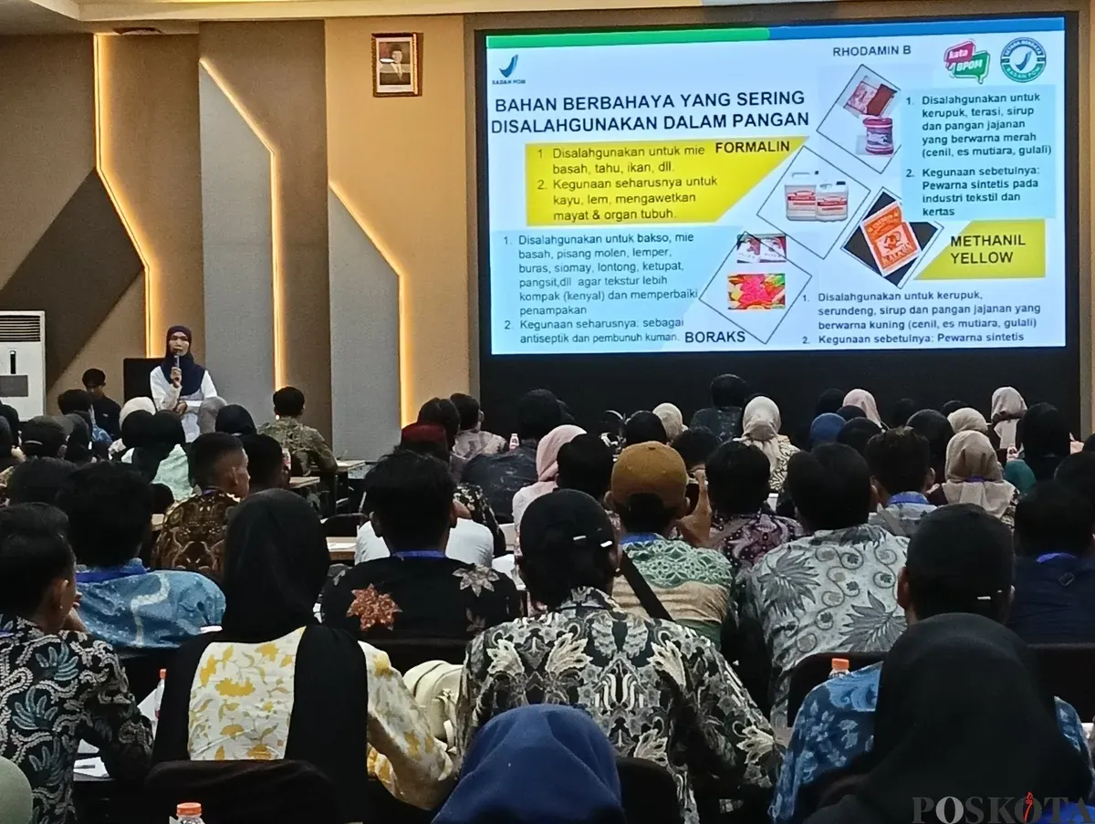 Ketua Tim Inspeksi Pangan BPOM Kota Cilegon Mardiana Gustanti saat menyampaikan paparan dalam bimbingan POSS. (Sumber: Poskota/Rahmat Haryono)