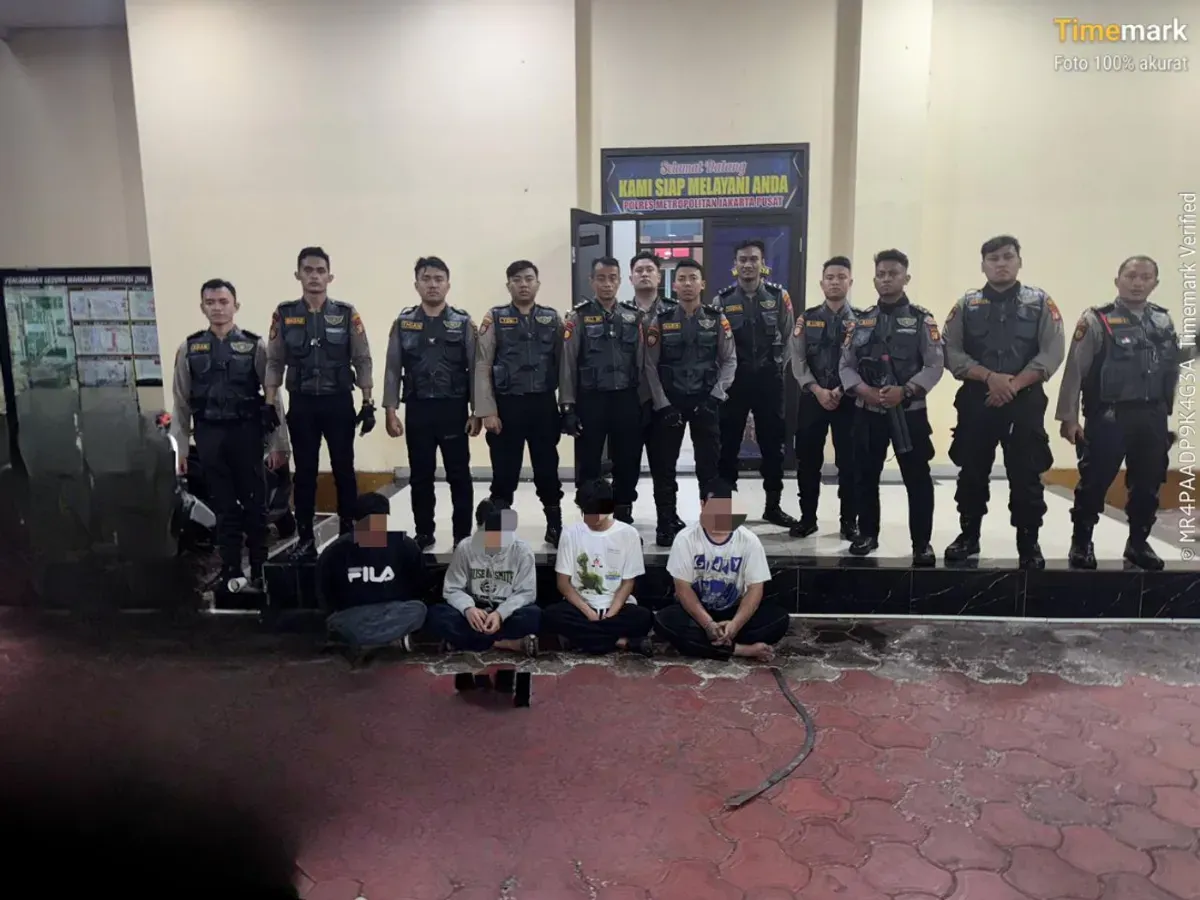 Tim Patroli Perintis Presisi Polres Metro Jakarta Pusat menangkap 15 remaja yang diduga terlibat dalam aksi tawuran dan penyalahgunaan narkotika pada Sabtu, 18 Oktober 2025 dini hari. (Sumber: Polres Metro Jakarta Pusat)