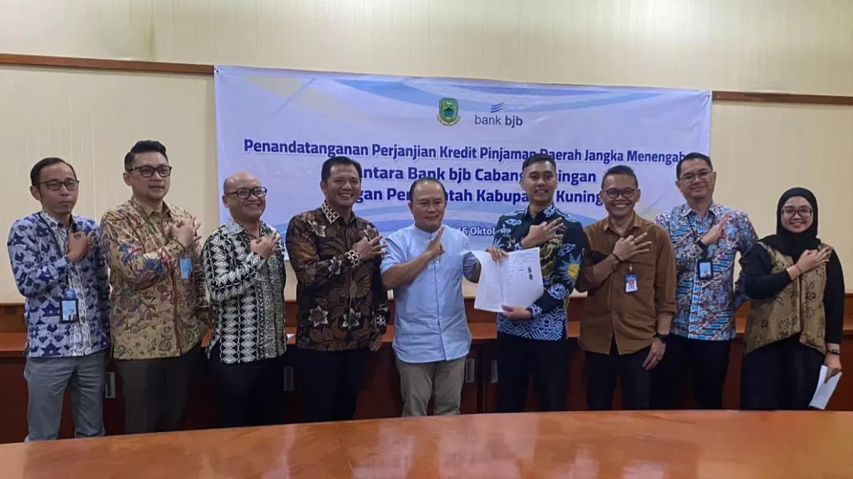 Bupati Kuningan Dr. H. Dian Rachmat Yanuar bersama jajaran manajemen bank bjb menandatangani Akad Kredit Pinjaman Daerah Jangka Menengah guna mendukung percepatan pembangunan di Kabupaten Kuningan. (Sumber: CORPORATE SECRETARY bank bjb)