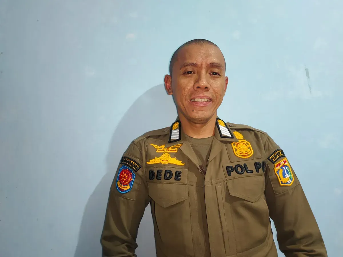 Petugas Satpol PP Jakarta Barat, Dede Wahyudi, yang viral karena fasih berbahasa Inggris. (Sumber: Istimewa)