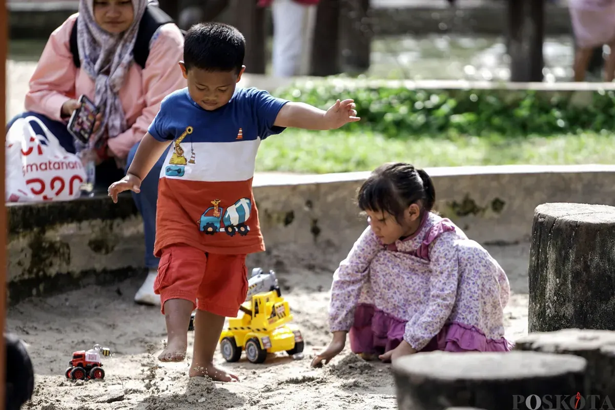 ILUSTRASI: Sejumlah anak bermain di Tebet Eco Park, Jakarta, Minggu, 19 Oktober 2025. Dinkes Jakarta mencatat prevalensi stunting di ibu kota mencapai 17,2 persen. (Sumber: POSKOTA | Foto: Bilal Nugraha Ginanjar)