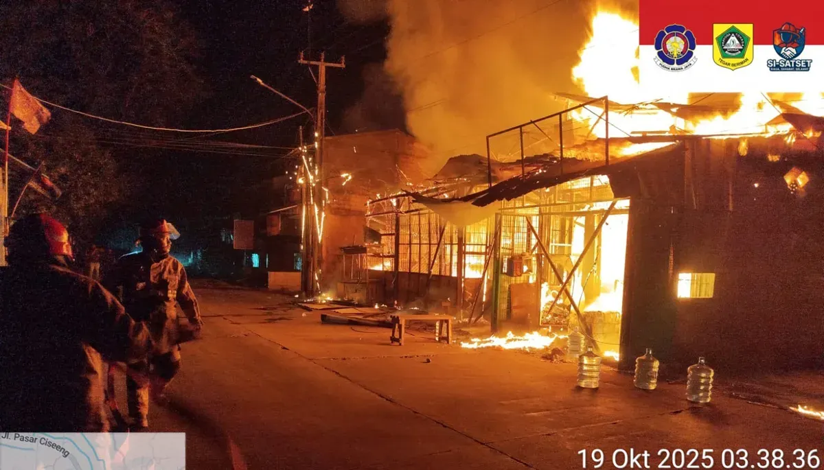 Petugas pemadam memadamkan kebakaran di Desa Iwul, Kecamatan Parung, Kabupaten Bogor. (Sumber: Dok. Damkar Bogor)