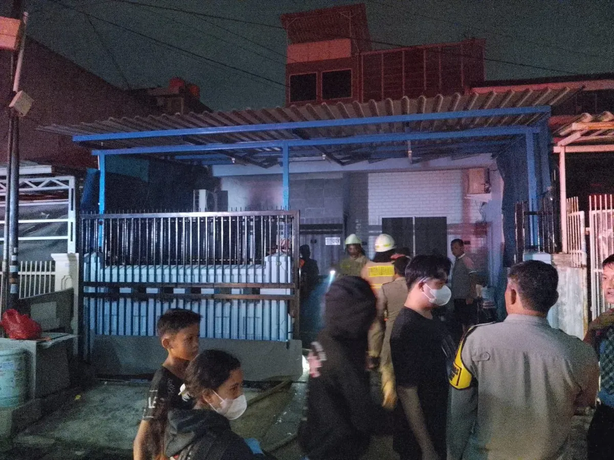Petugas damkar melakukan pendinginan di lokasi kebakaran rumah tinggal, Jalan Taman Surya Indah, Pegadungan, Kalideres, Jakarta Barat, pada Sabtu malam, 18 Oktober 2025. (Sumber: Istimewa)