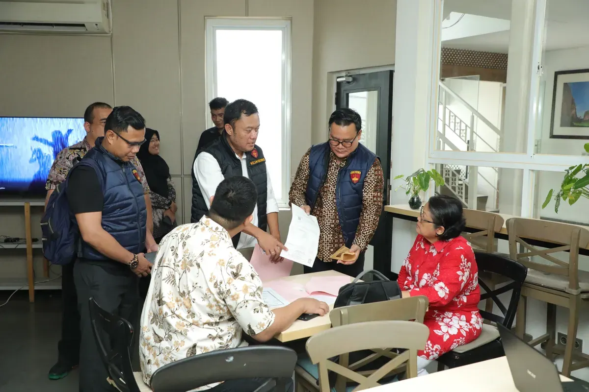 Penyidik Kejagung kembali menyita sebuah rumah mewah milik tersangka kasus dugaan  korupsi pengelolaan minyak mentah di PT Pertamina (Persero) Riza Chalid. (Sumber: Dok. Kejagung)