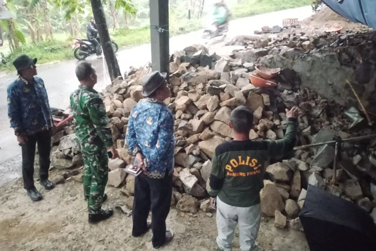 Camat Sukamakmur meninjau lokasi ambruknya Tempat Penahan Tanah (TPT) hingga menewaskan seorang pekerja bangunan di Kampung Surupan, Desa Cibadak, Kecamatan Sukamakmur, Kabupaten Bogor. (Sumber: Dok. Kecamatan Sukamakmur)