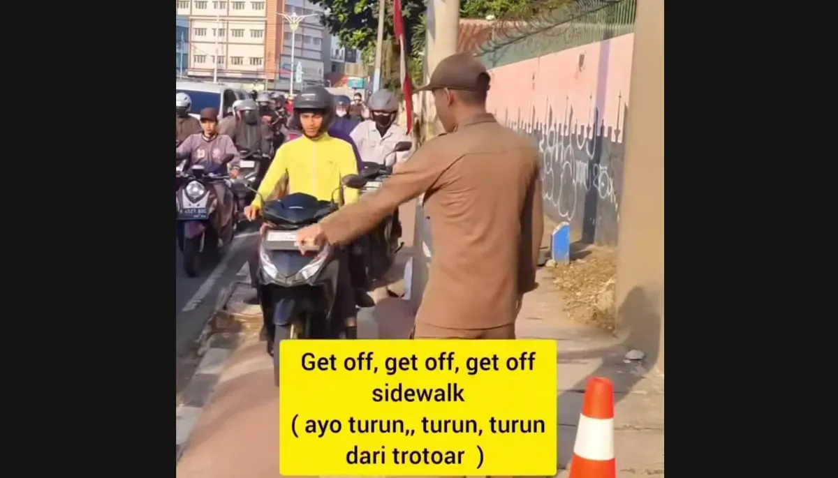 Petugas Satpol PP Jakarta Barat menegur pemotor yang melintasi trotoar di kawasan Kembangan, dengan menggunakan bahasa Inggris. (Sumber: Istimewa)