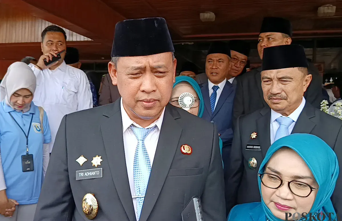 Wali Kota Bekasi, Tri Adhianto, saat ditemui di Plaza Pemkot Bekasi, Minggu, 19 Oktober 2025. (Sumber: POSKOTA | Foto: Nurpini Aulia Rapika)