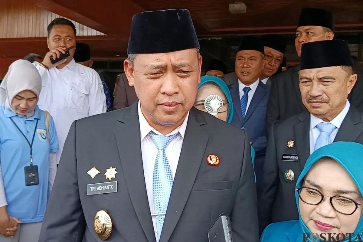 Wali Kota Bekasi, Tri Adhianto saat ditemui awak media di Plaza Pemkot Bekasi, Minggu, 19 Oktober 2025. (Sumber: Poskota/Nurpini Aulia Rapika)