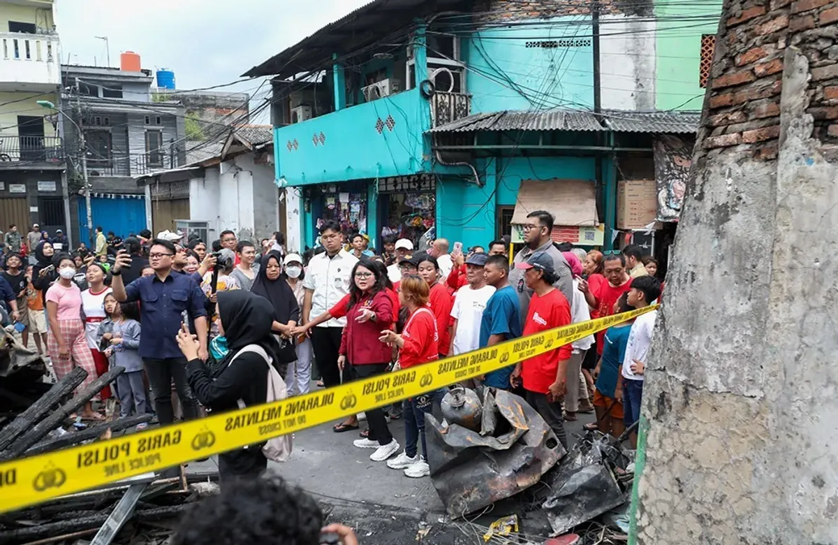 Wakil Ketua DPRD Jakarta, Ima Mahdiah meninjau lokasi kebakaran di permukiman warga Tamansari, Jakarta Barat. (Sumber: Dok. Sekretariat DPRD Jakarta)