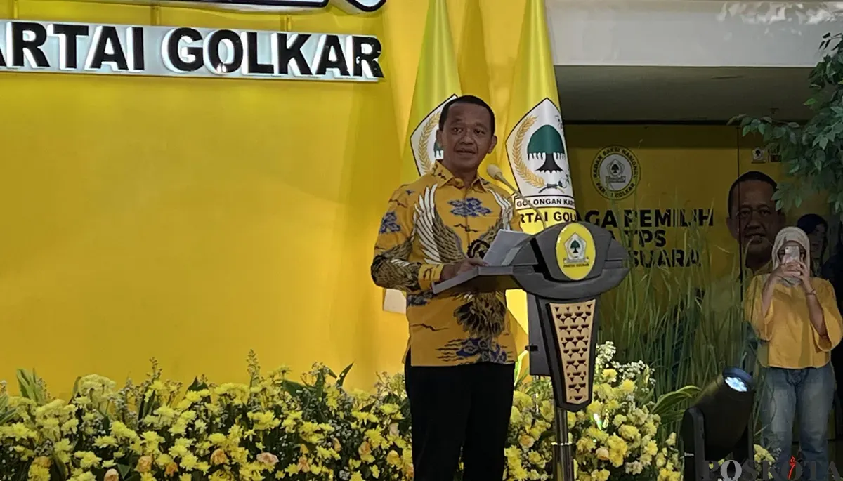 Bahlil Lahadalia saat menyampaikan sambutan di acara tasyakuran HUT ke-61 Partai Golkar di kantor DPP Golkar, Senin malam, 20 Oktober 2025. (Sumber: POSKOTA | Foto: Pandi Ramedhan)