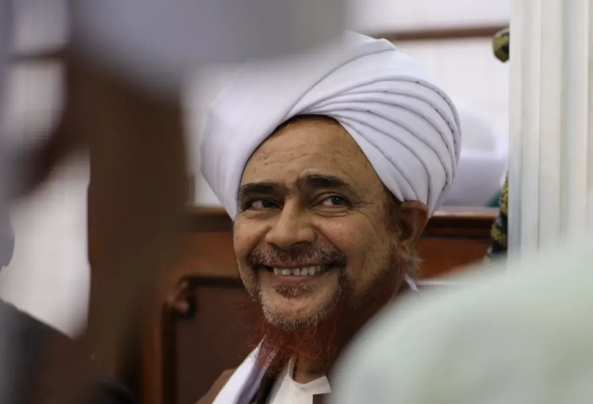 Habib Umar bin Hafidz saat menghadiri kajian Heart to Heart di Indonesia, membawa pesan cinta dan keteladanan Nabi Muhammad SAW bagi umat Islam. (Sumber: Instagram/@habibomarcom)