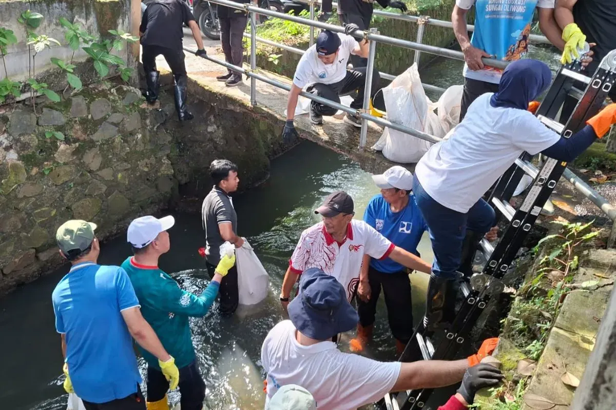 Warga membersihkan sampah dari Sungai Cipinang, Kelurahan Sukatani, Kecamatan Tapos, Kota Depok, Minggu, 19 Oktober 2025. (Sumber: Dok. Warga)