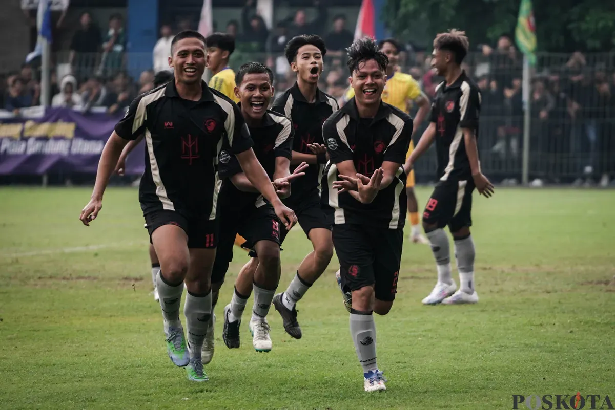 Pemain tim Riverside Forest berselebrasi usai mencetak gol pada pertandingan final Liga 4 Bandung Utama di Stadion Sidolig, Bandung, Jawa Barat, Minggu, 19 Oktober 2025. (Sumber: Poskota/Bilal Nugraha Ginanjar)