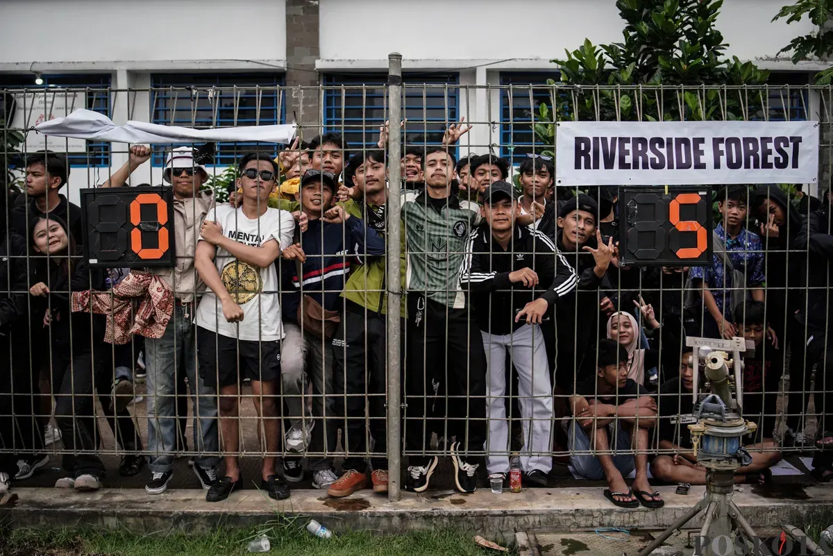 Suporter Riverside Forest menyaksikan laga final Liga 4 Bandung Utama di Stadion Sidolig, Bandung, Jawa Barat, Minggu, 19 Oktober 2025. (Sumber: Poskota/Bilal Nugraha Ginanjar)