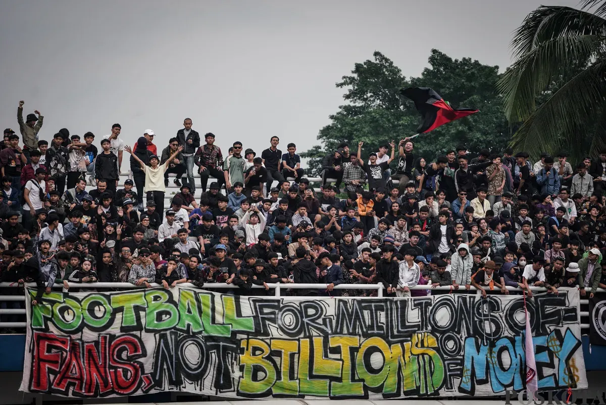 Suporter Riverside Forest menyaksikan laga final Liga 4 Bandung Utama di Stadion Sidolig, Bandung, Jawa Barat, Minggu, 19 Oktober 2025. (Sumber: Poskota/Bilal Nugraha Ginanjar)