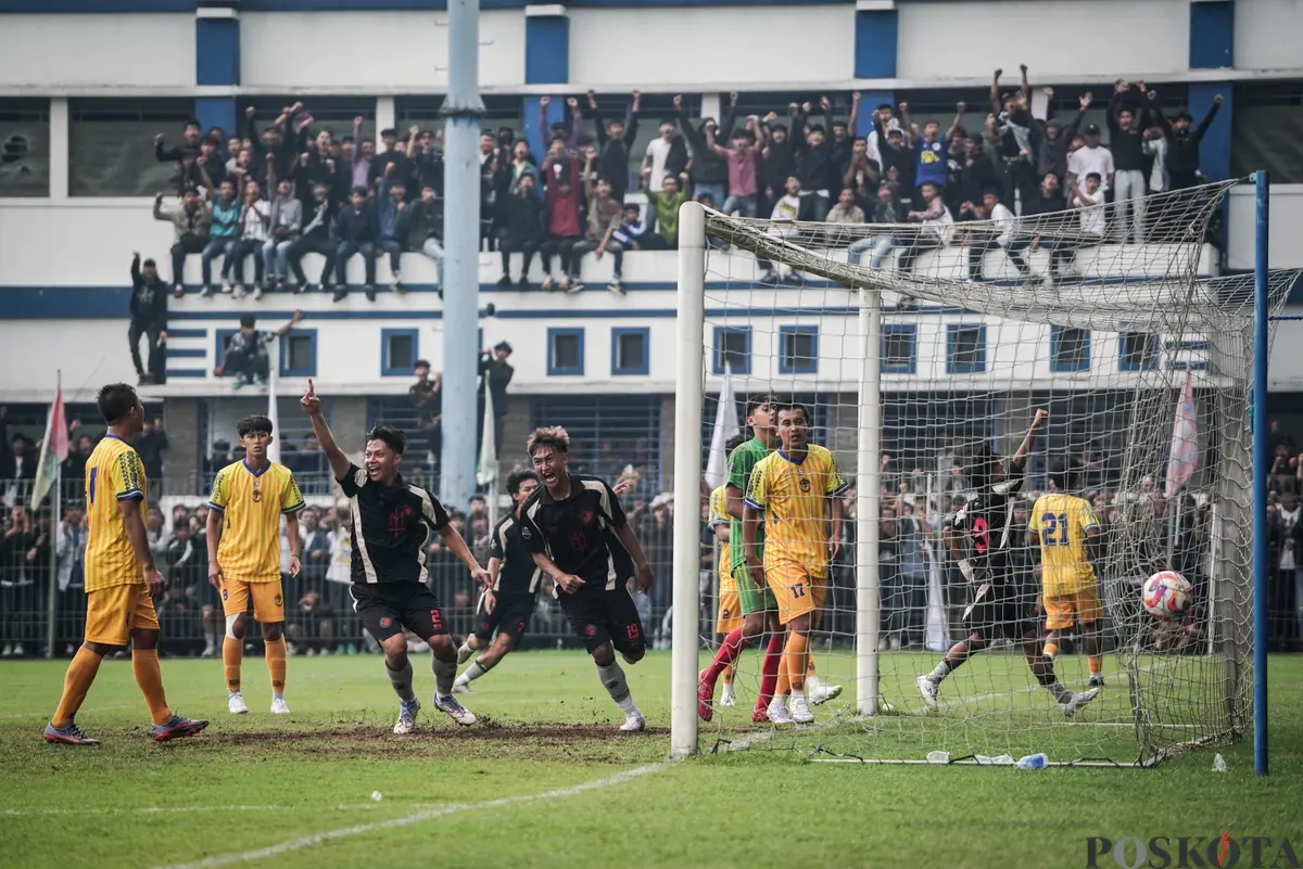 Pemain tim Riverside Forest berselebrasi usai mencetak gol pada pertandingan final Liga 4 Bandung Utama di Stadion Sidolig, Bandung, Jawa Barat, Minggu, 19 Oktober 2025. (Sumber: Poskota/Bilal Nugraha Ginanjar)
