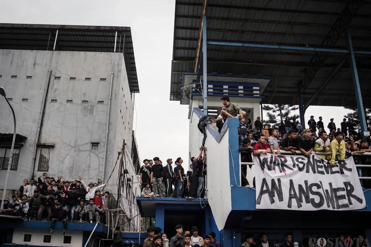 Suporter Riverside Forest menyaksikan laga final Liga 4 Bandung Utama di Stadion Sidolig, Bandung, Jawa Barat, Minggu, 19 Oktober 2025. (Sumber: Poskota/Bilal Nugraha Ginanjar)