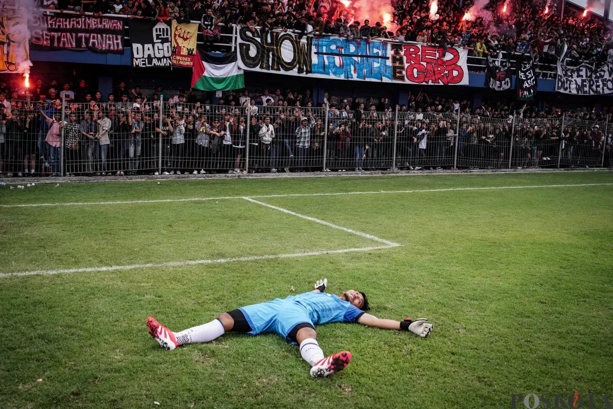 Kiper tim Riverside Forest berselebrasi usai menjuarai Liga 4 Bandung Utama di Stadion Sidolig, Bandung, Jawa Barat, Minggu, 19 Oktober 2025. (Sumber: Poskota/Bilal Nugraha Ginanjar)