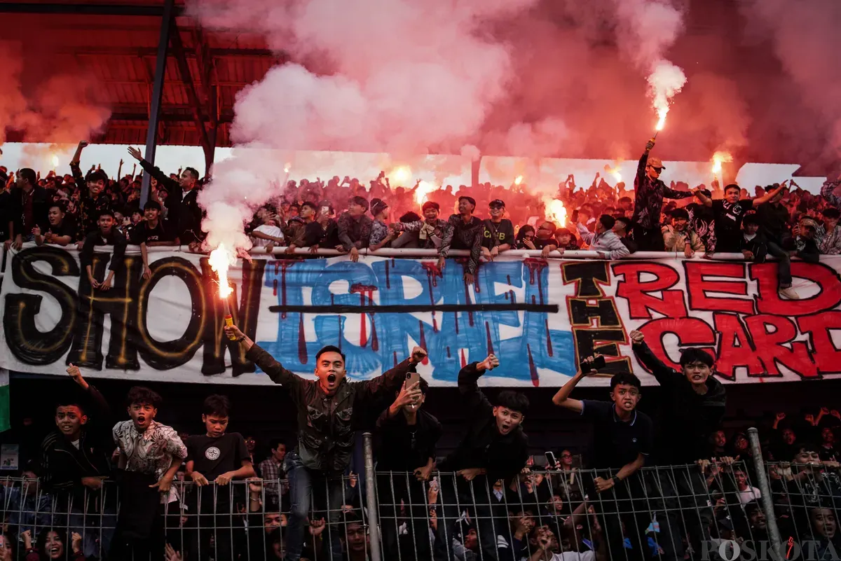 Suporter Riverside Forest, Birds Death Brigade bersorak usai menjuarai Liga 4 Bandung Utama di Stadion Sidolig, Bandung, Jawa Barat, Minggu, 19 Oktober 2025. (Sumber: Poskota/Bilal Nugraha Ginanjar)