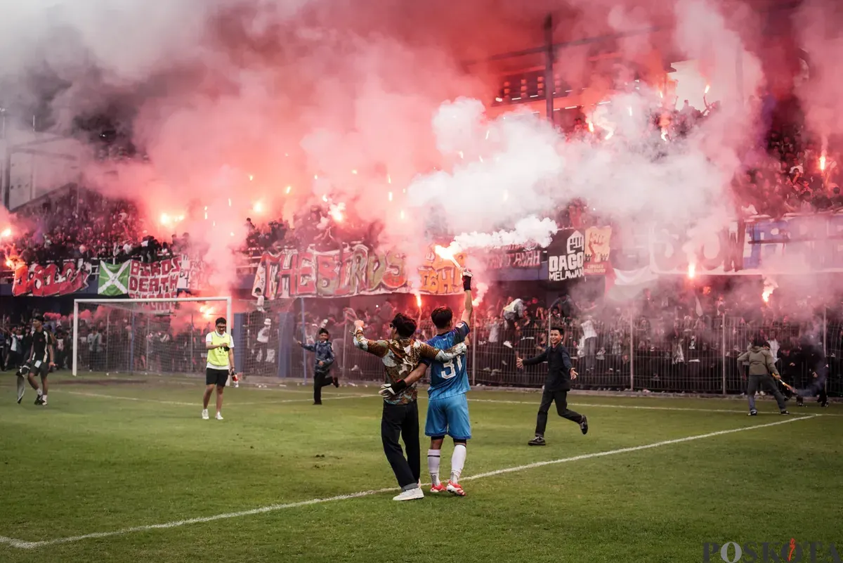 Suporter Riverside Forest, Birds Death Brigade bersorak usai menjuarai Liga 4 Bandung Utama di Stadion Sidolig, Bandung, Jawa Barat, Minggu, 19 Oktober 2025. (Sumber: Poskota/Bilal Nugraha Ginanjar)