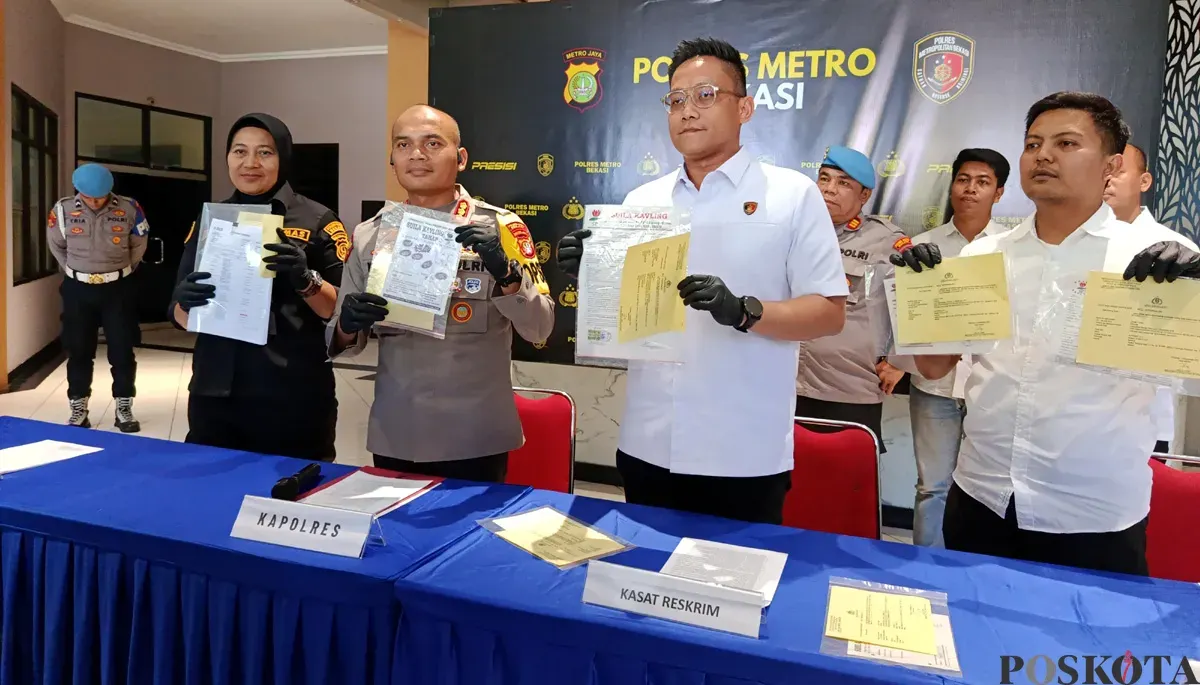 Kapolres Metro Bekasi, Kombes Pol Mustofa menunjukkan barang bukti kasus penipuan dan penggelapan penjualan tanah kavling. (Sumber: POSKOTA | Foto: Nurpini Aulia Rapika)