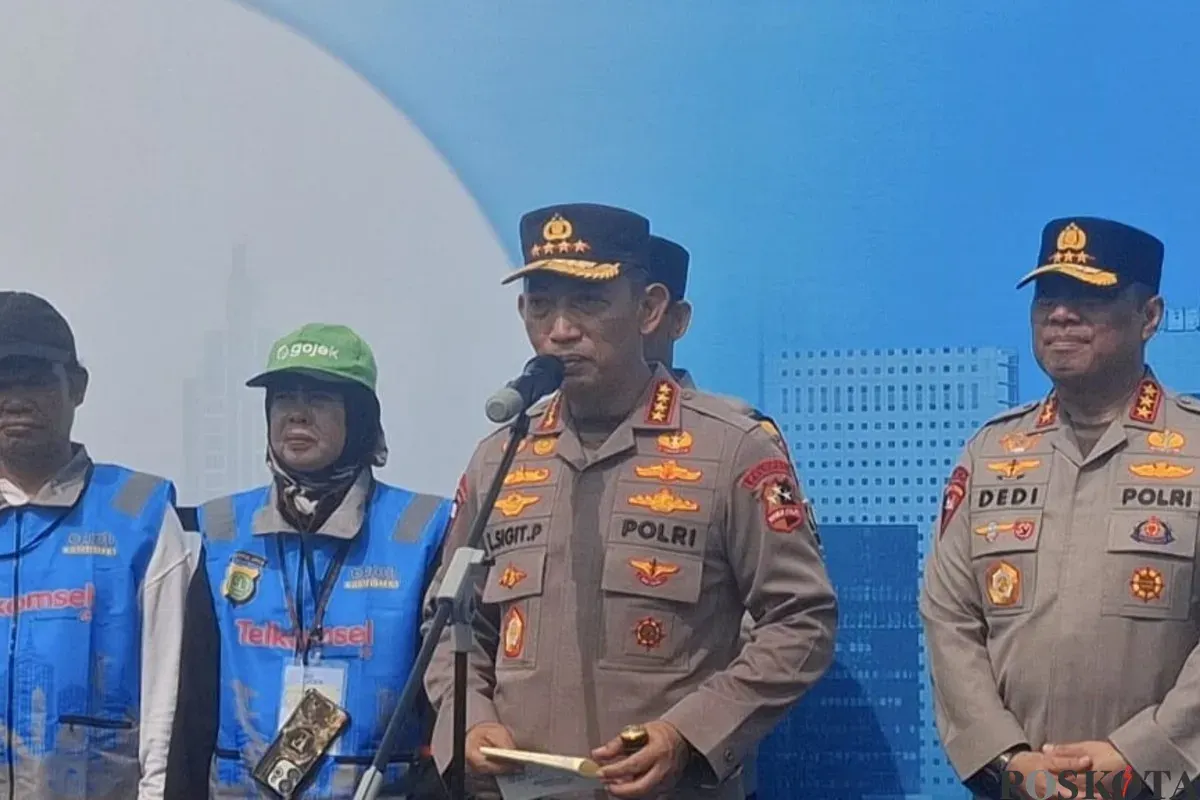 Kapolri Jenderal Listyo Sigit Prabowo menghadiri kegiatan Apel Ojol Kamtibmas di kawasan Monas, Gambir, Jakarta Pusat, Senin, 20 Oktober 2025. (Sumber: Poskota/Ali Mansur)
