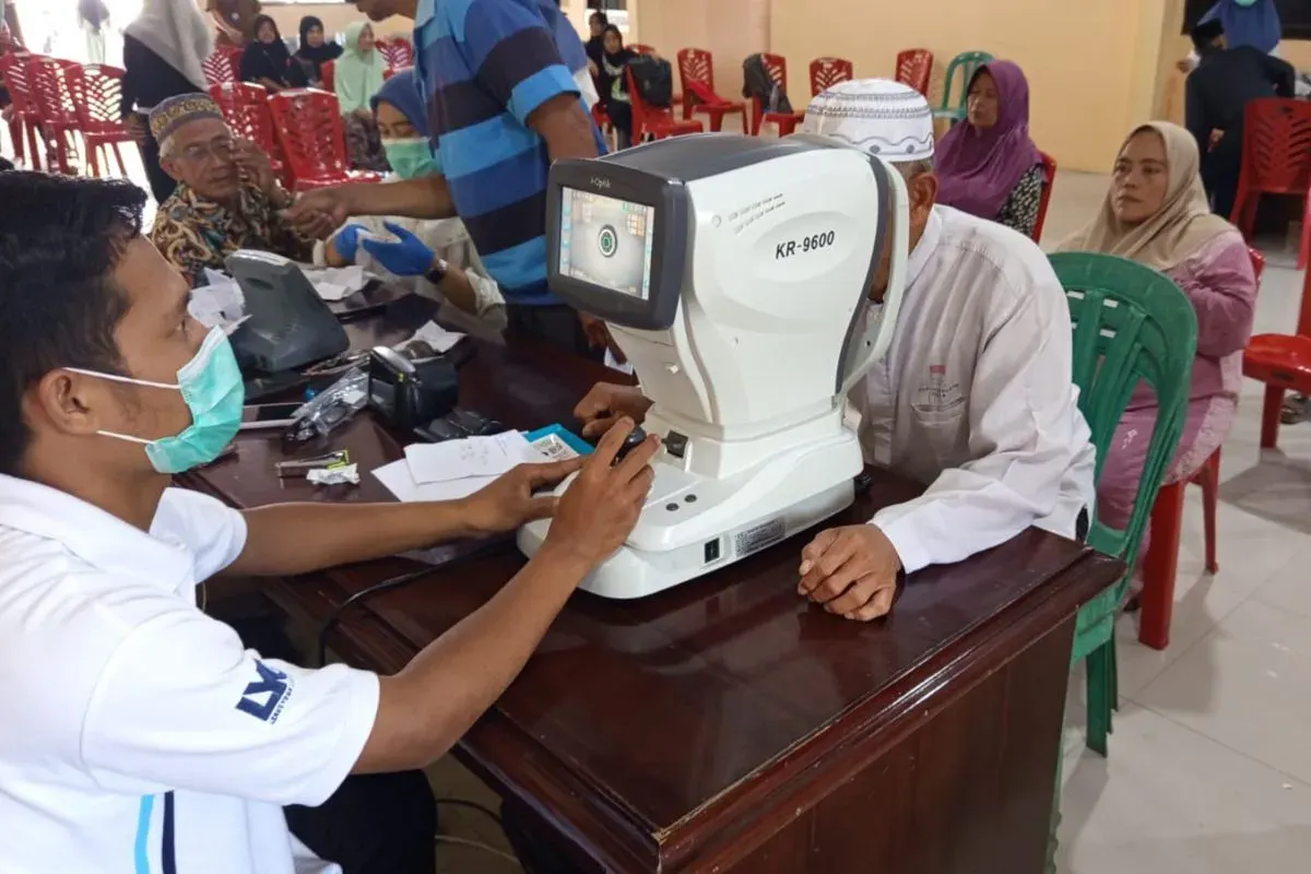 Ratusan warga di Kecamatan Karang Tanjung, Kabupaten Pandeglang, saat antre pemeriksaan kesehatan mata. (Sumber: Dok. Tim Boedak Saung)