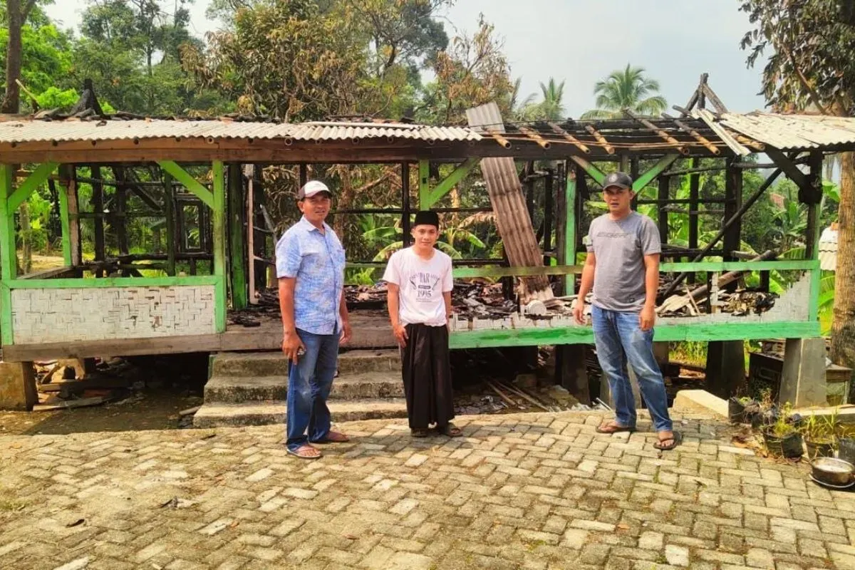 Kobong milik santri Ponpes Darull Ibtida, Kampung Blok Paris, Desa Parakanmuncang, Kecamatan Nanggung, Kabupaten Bogor, terbakar, Senin, 20 Oktober 2025. (Sumber: Dok. Polsek Nanggung)